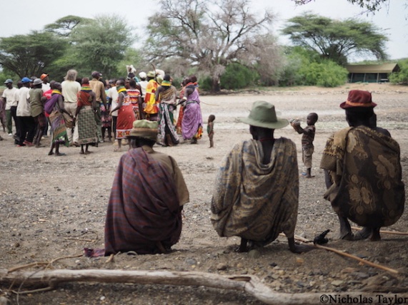 2016_Turkana men watch the party in the lagga